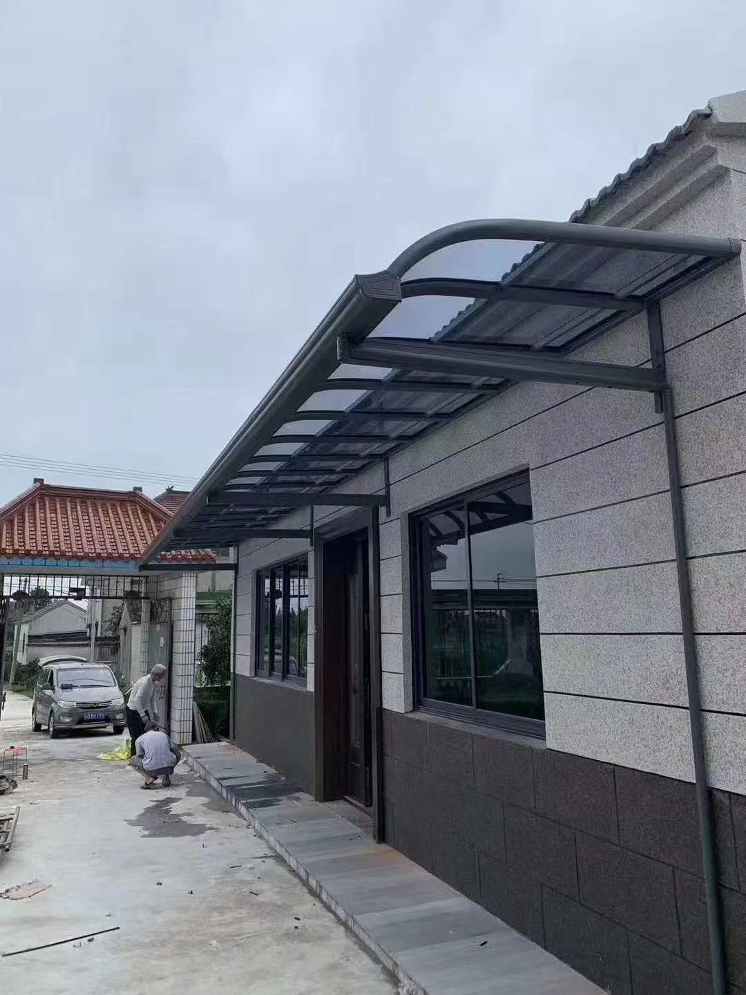 铝合金雨棚：美观与实用的结合