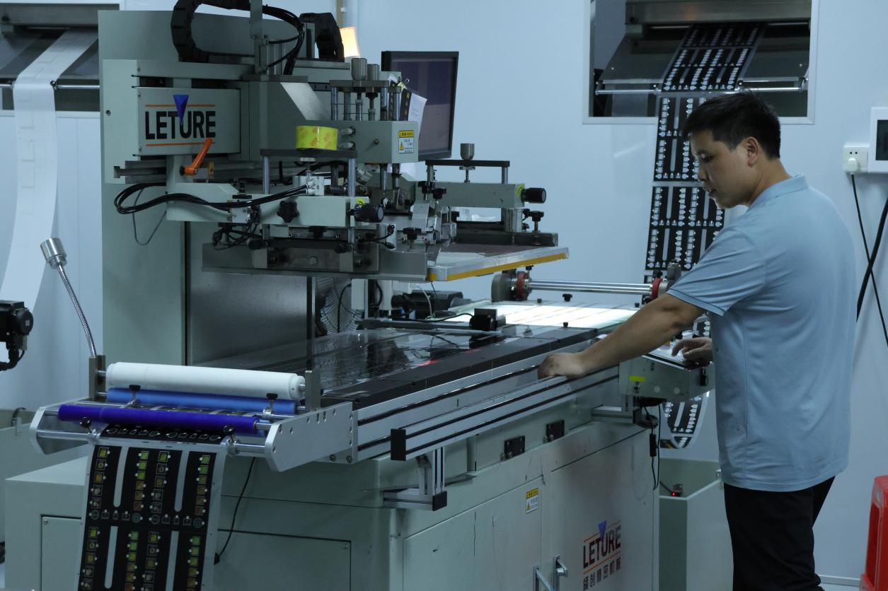 跨界融合新风尚 亚克力面板解锁多元应用场景